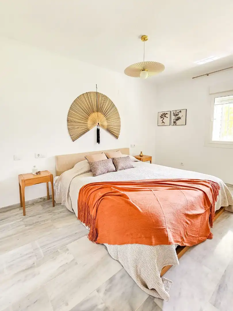 Dormitori de Apartament de lloguer en Marbella amb Aire condicionat, Moblat i TV