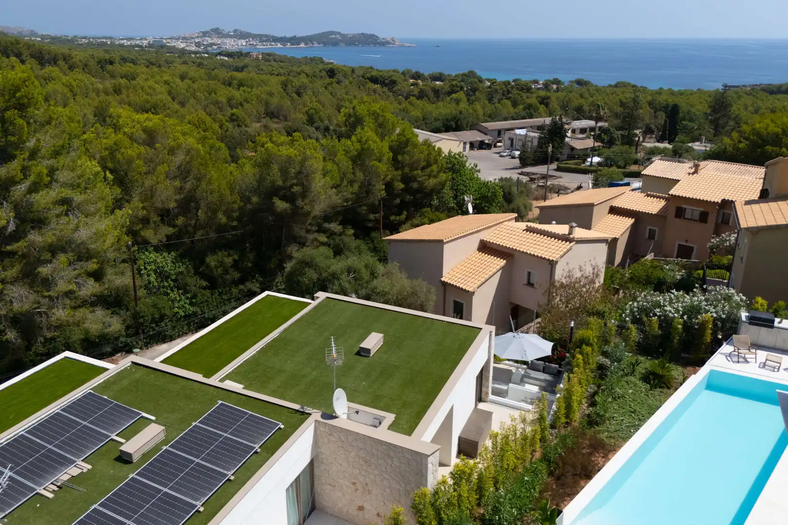 Schwimmbecken von Einfamilien-Reihenhaus zum Verkauf in Capdepera mit Klimaanlage, Terrasse und Möbliert