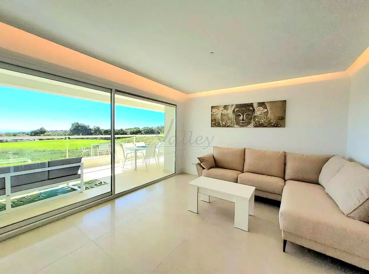 Wohnzimmer von Wohnungen zum Verkauf in Sotogrande mit Klimaanlage, Terrasse und Möbliert