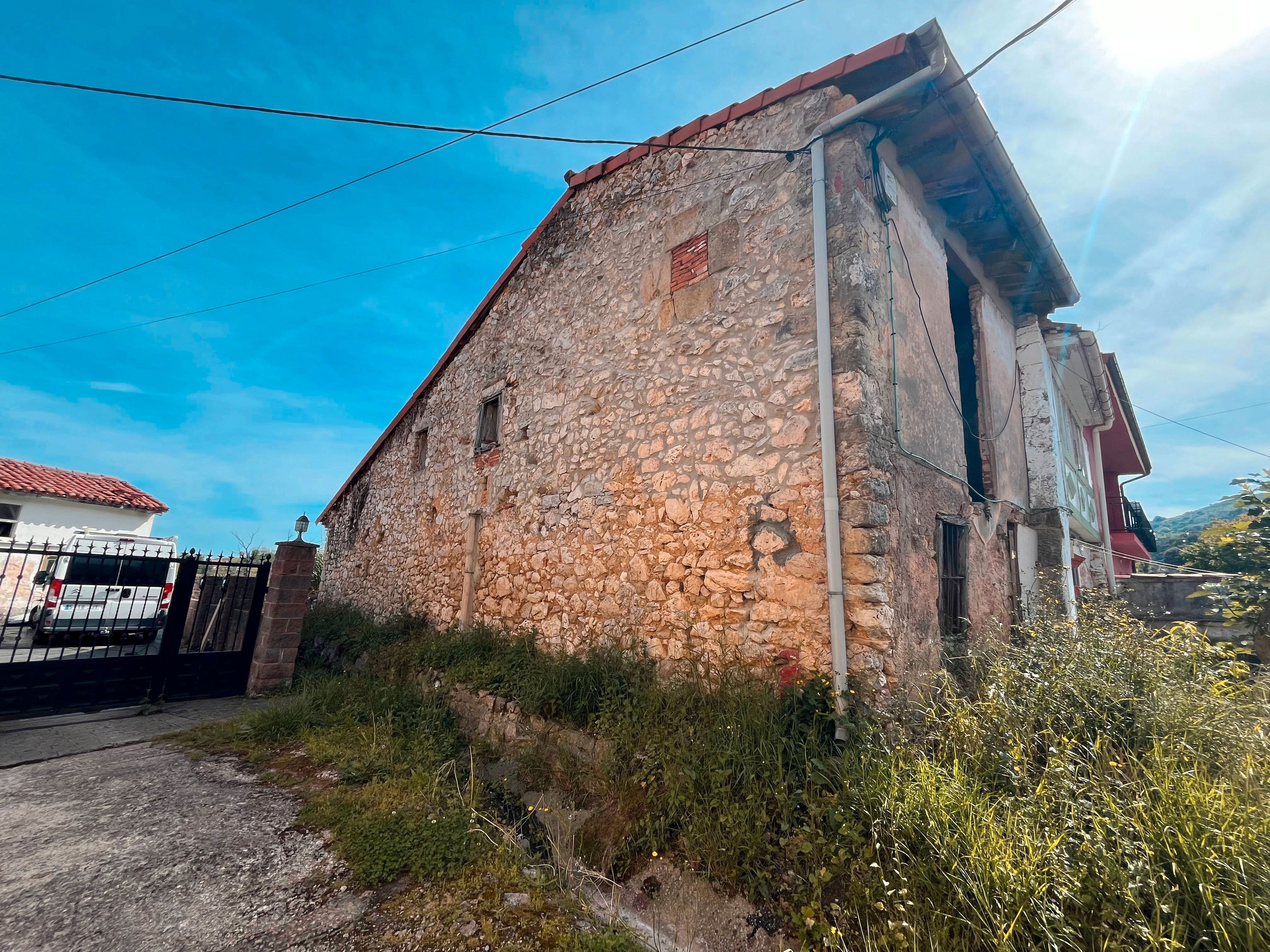 Vista exterior de Casa adosada en venda en Villaescusa (Cantabria) amb Jardí privat