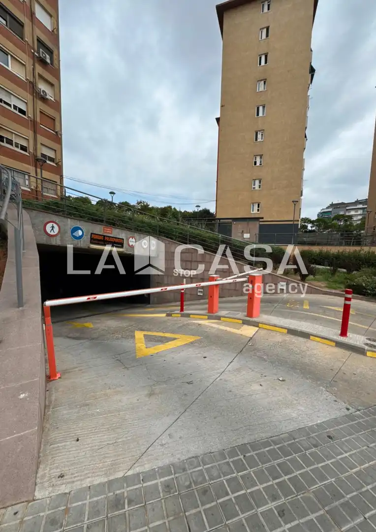 Parking de Piso en venta en Badalona con Calefacción y Balcón