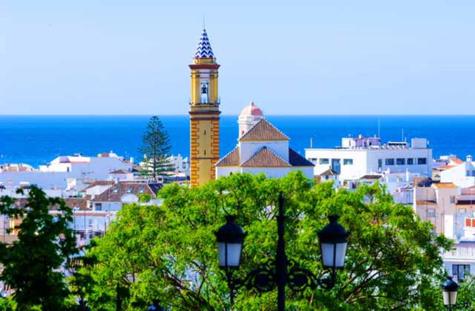 Vista exterior de Local de lloguer en Estepona amb Terrassa