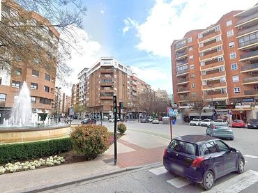 Pis amb balcó en venda a Industria