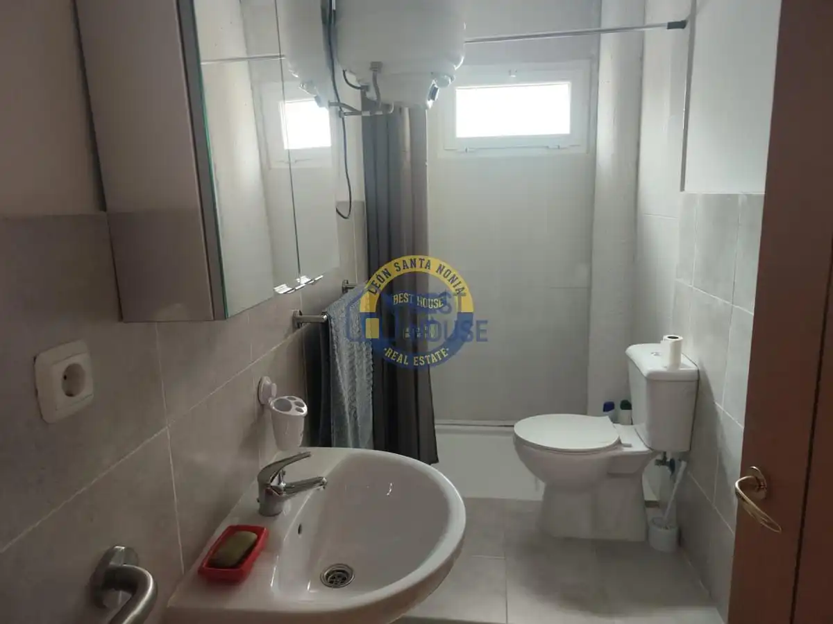 Bany de Apartament en venda en Villaquilambre amb Parquet i Moblat