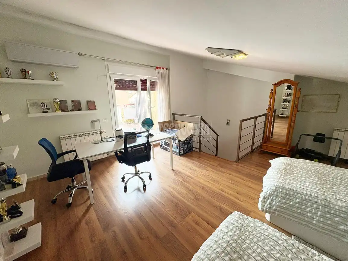 Habitación de Casa adosada en venta en Zaragoza con Aire acondicionado, Calefacción y Terraza