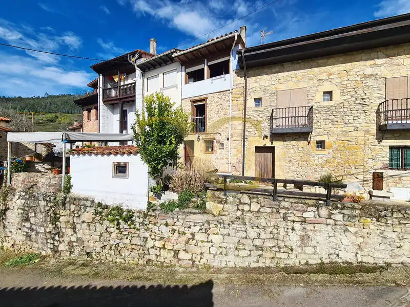 Vista exterior de Casa adosada en venda en Llanes amb Calefacció i Moblat