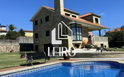 Vista exterior de Casa o xalet en venda en Poio amb Calefacció, Jardí privat i Parquet