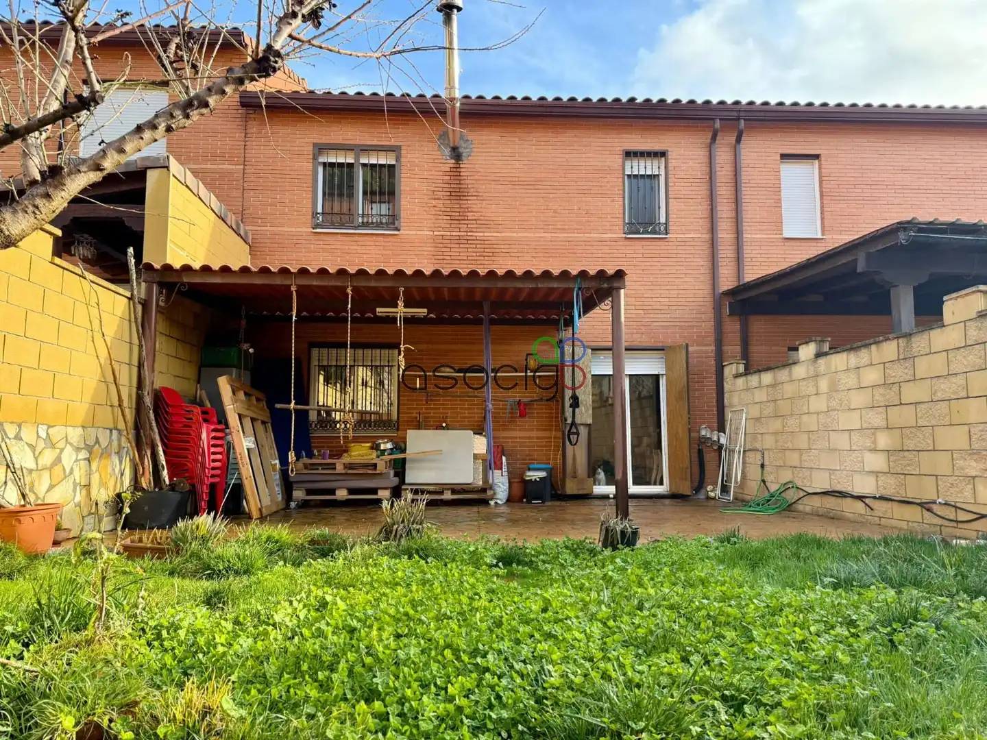 Vista exterior de Casa adosada en venta en Chiloeches con Calefacción y Jardín privado