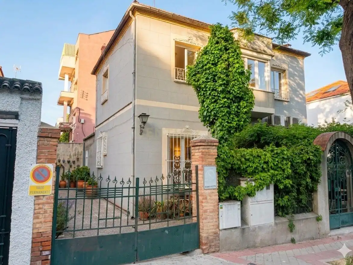Exterior view of Houses for sale in Madrid  with Air Conditioner, Private garden and Storage room