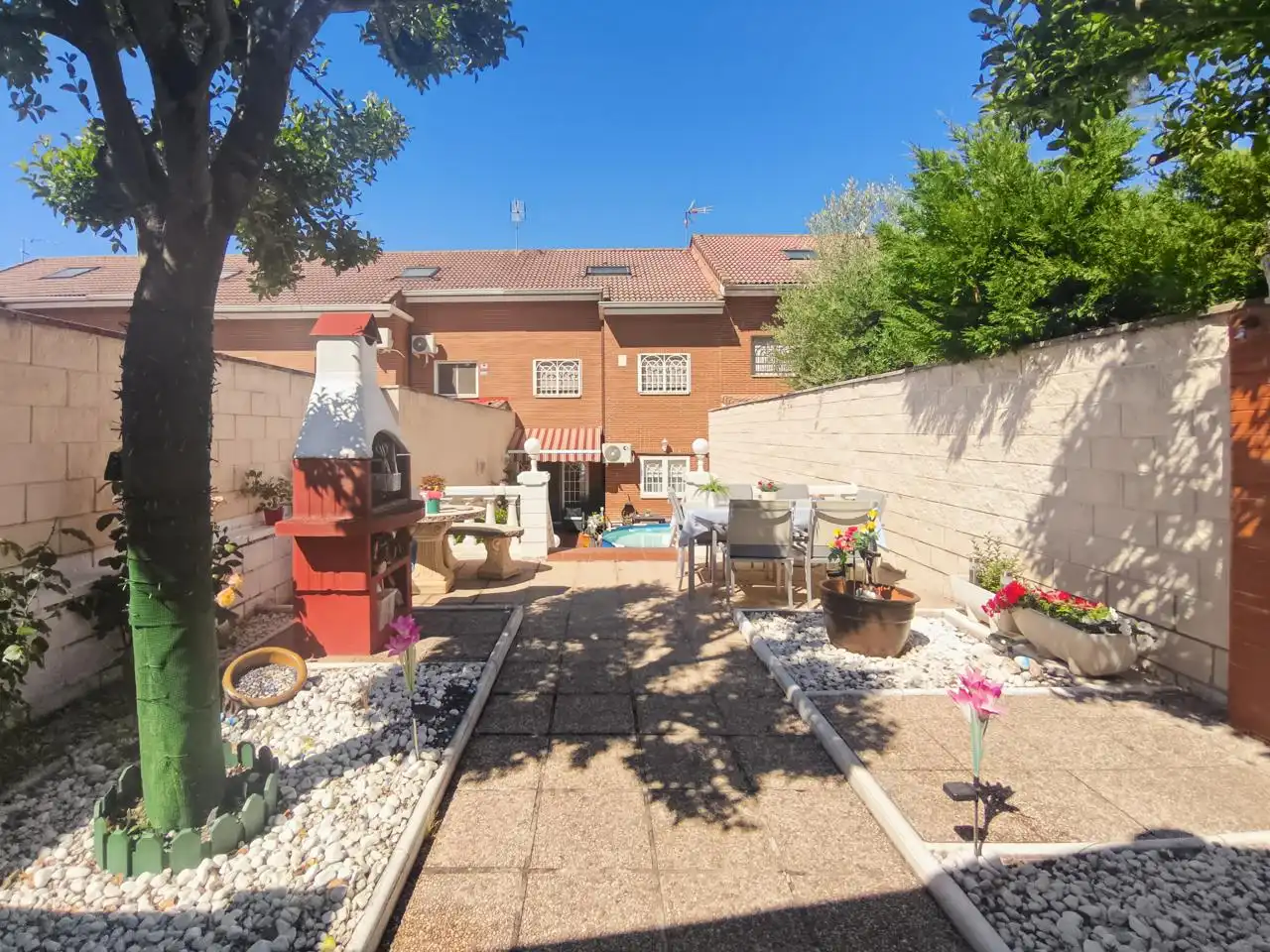 Vista exterior de Casa adosada en venta en Rivas-Vaciamadrid con Aire acondicionado, Calefacción y Jardín privado