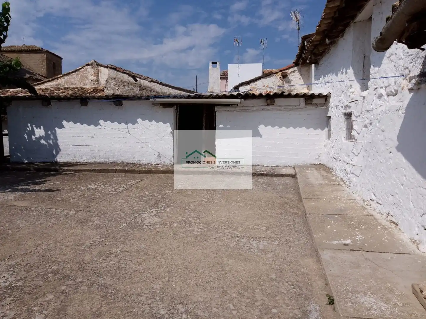 Vista exterior de Casa o xalet en venda en Solera de Gabaldón amb Jardí privat i Moblat
