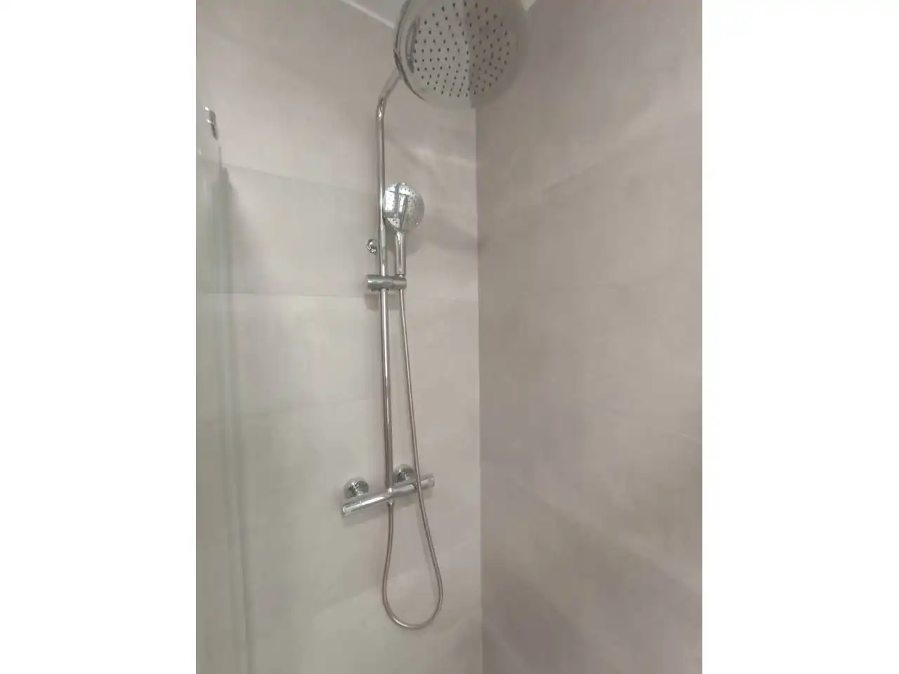 Bathroom of Flat for rent in Santiago de Compostela   with Parquet flooring, Terrace and Alarm