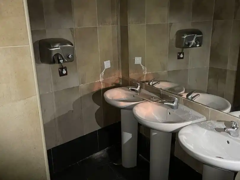 Badezimmer von Geschaftsraum zur Miete in Grajera mit Klimaanlage und Heizung