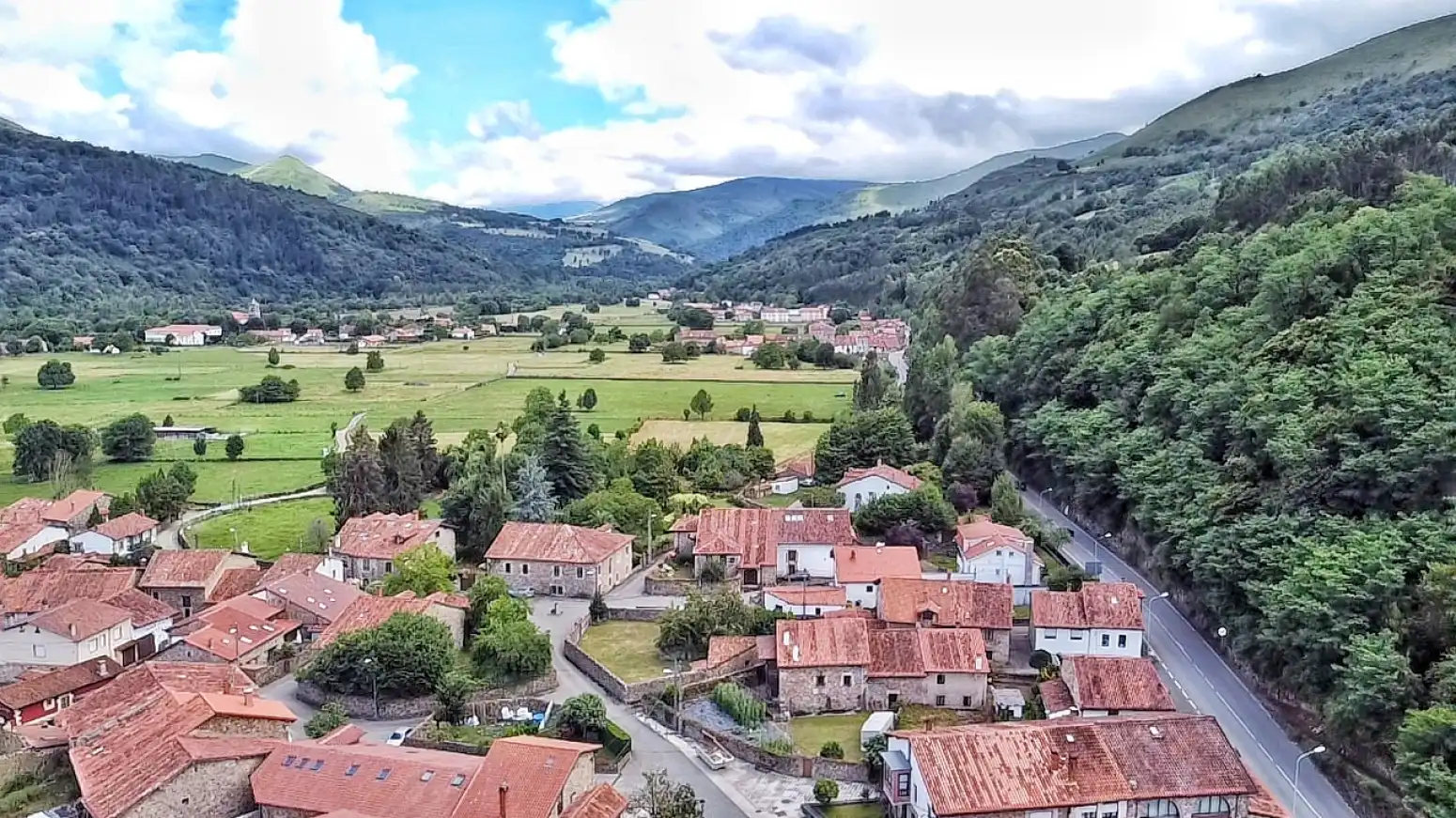 Vista exterior de Casa o xalet en venda en Cabuérniga amb Jardí privat