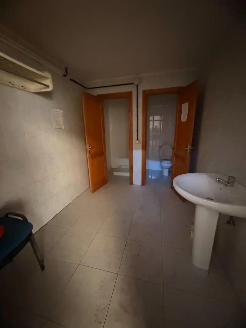 Badezimmer von Fabrikhallen zum Verkauf in Telde