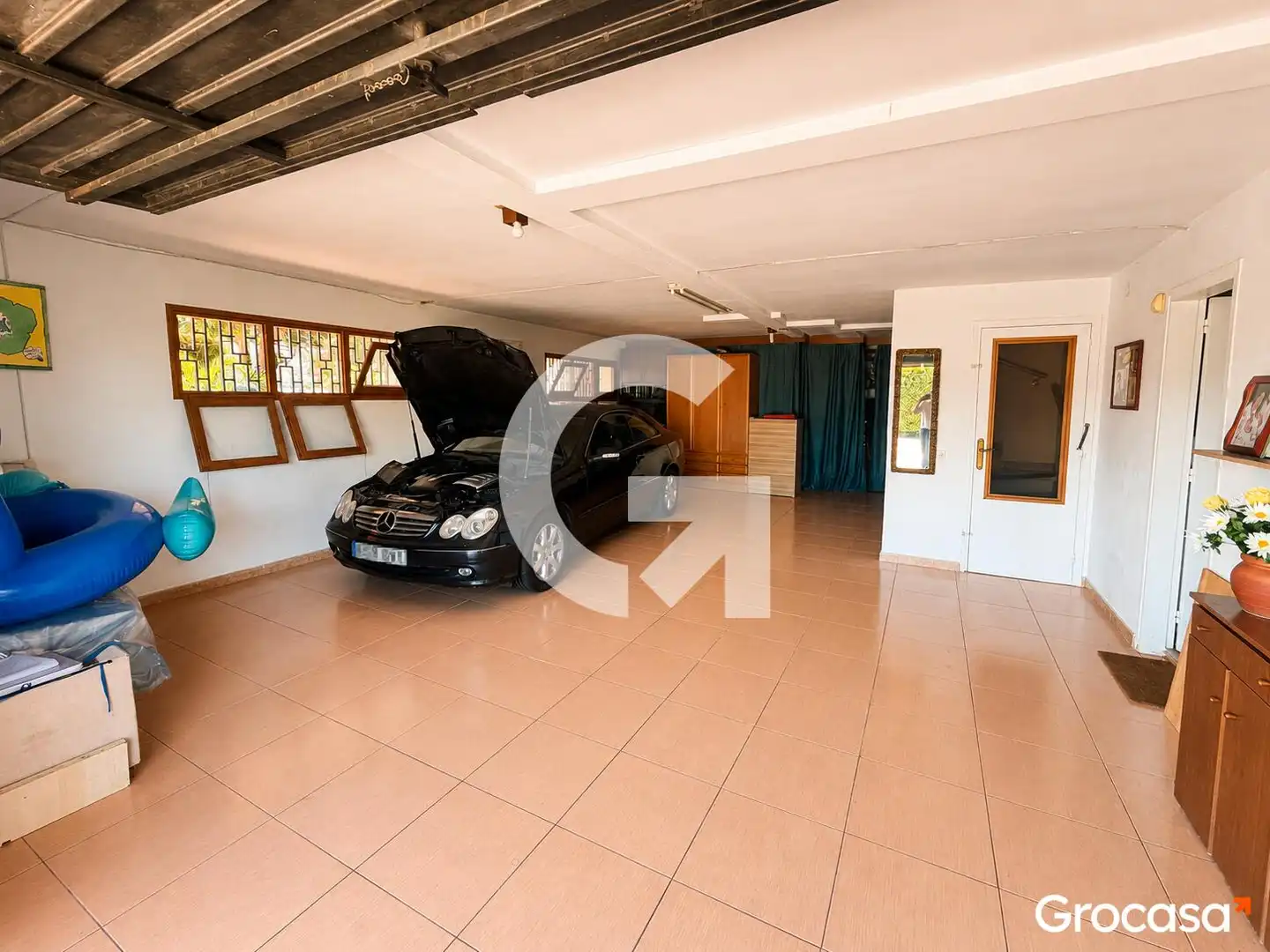 Aparcament de Casa o xalet en venda en Vallirana amb Jardí privat, Terrassa i Traster