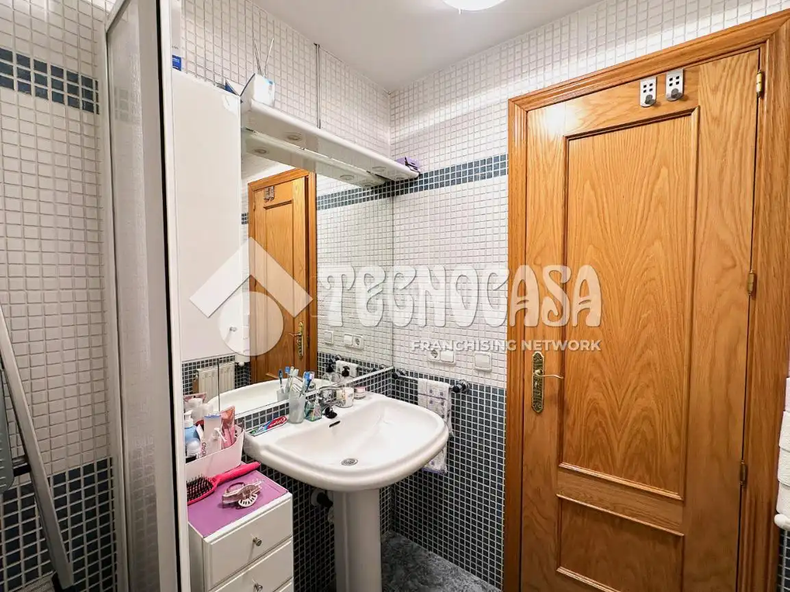 Badezimmer von Wohnung zum Verkauf in Cuenca mit Privatgarten, Terrasse und Balkon
