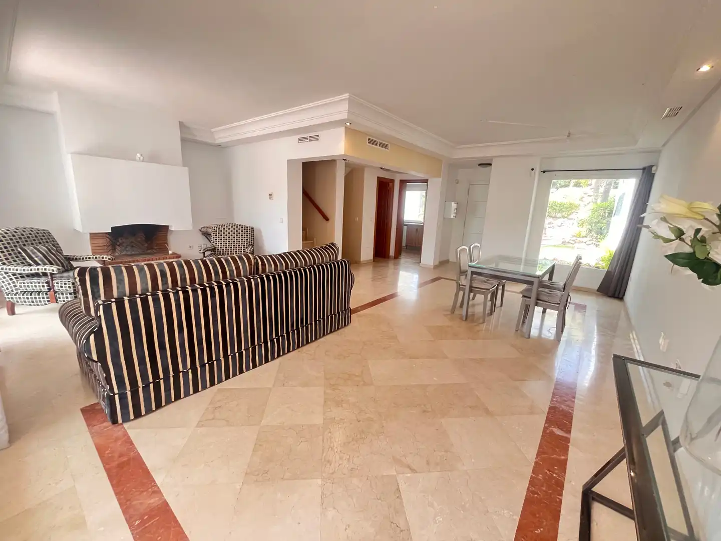 Sala d'estar de Casa adosada en venda en Marbella amb Jardí privat, Terrassa i Moblat
