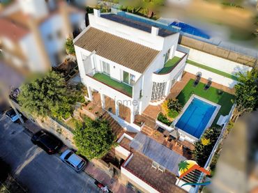 Casa amb piscina en venda a Mas Baell - Can Carbó