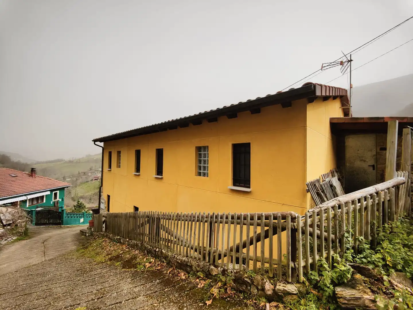 Vista exterior de Casa o chalet en venta en Quirós con Jardín privado, Amueblado y Balcón