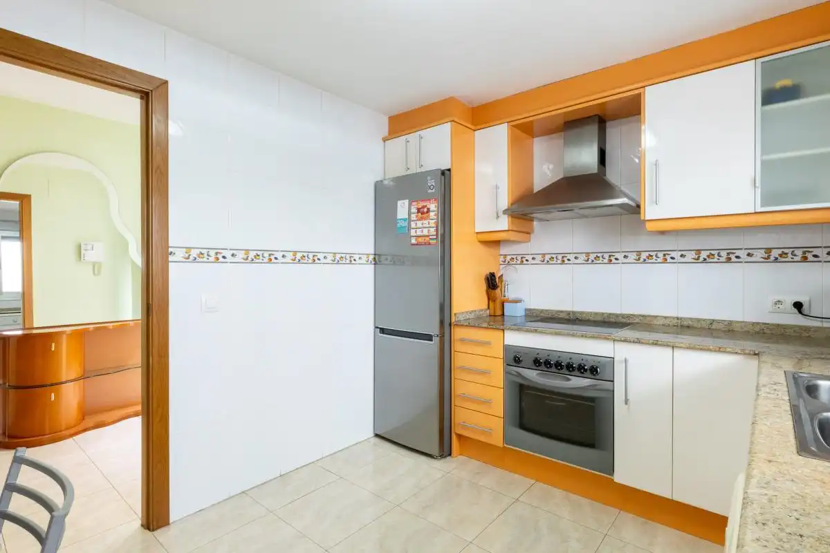 Küche von Wohnung zum Verkauf in Montserrat mit Klimaanlage und Heizung