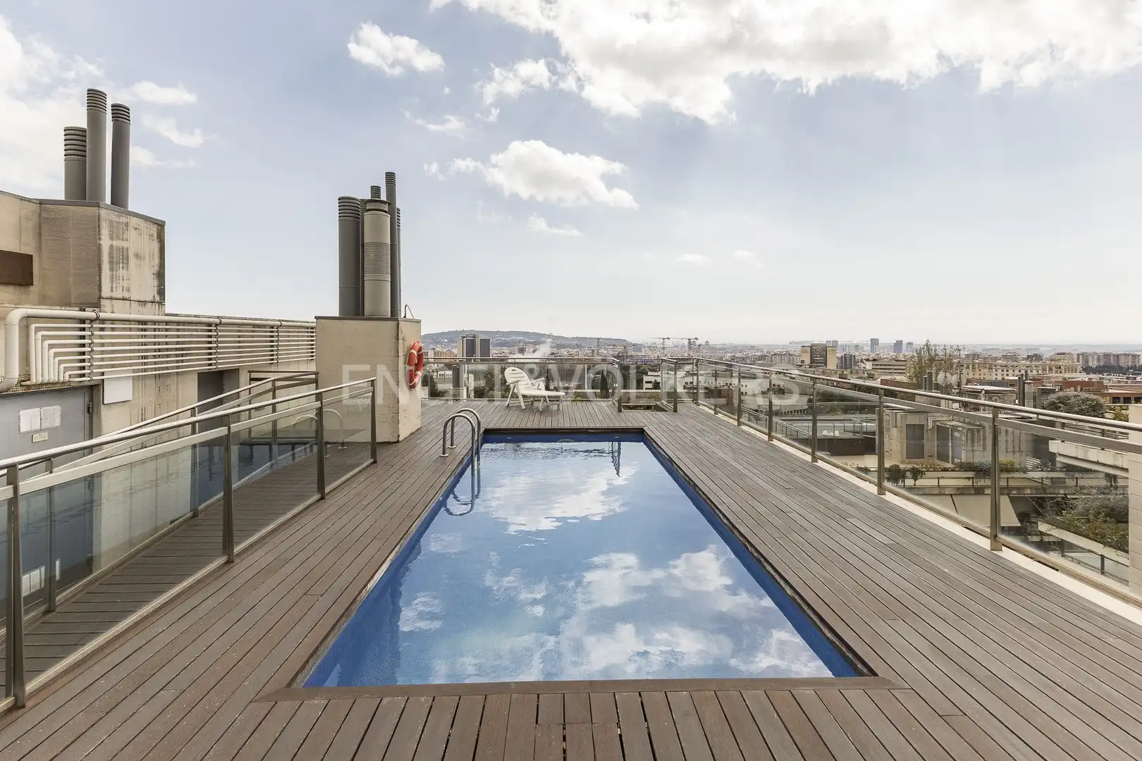Piscina de Pis en venda en Barcelona amb Calefacció, Parquet i Terrassa