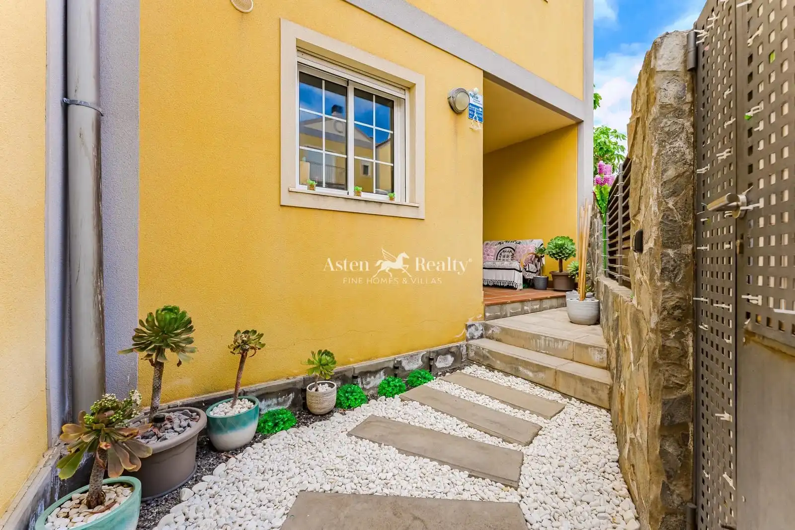 Vista exterior de Casa adosada en venta en San Miguel de Abona con Aire acondicionado, Calefacción y Jardín privado