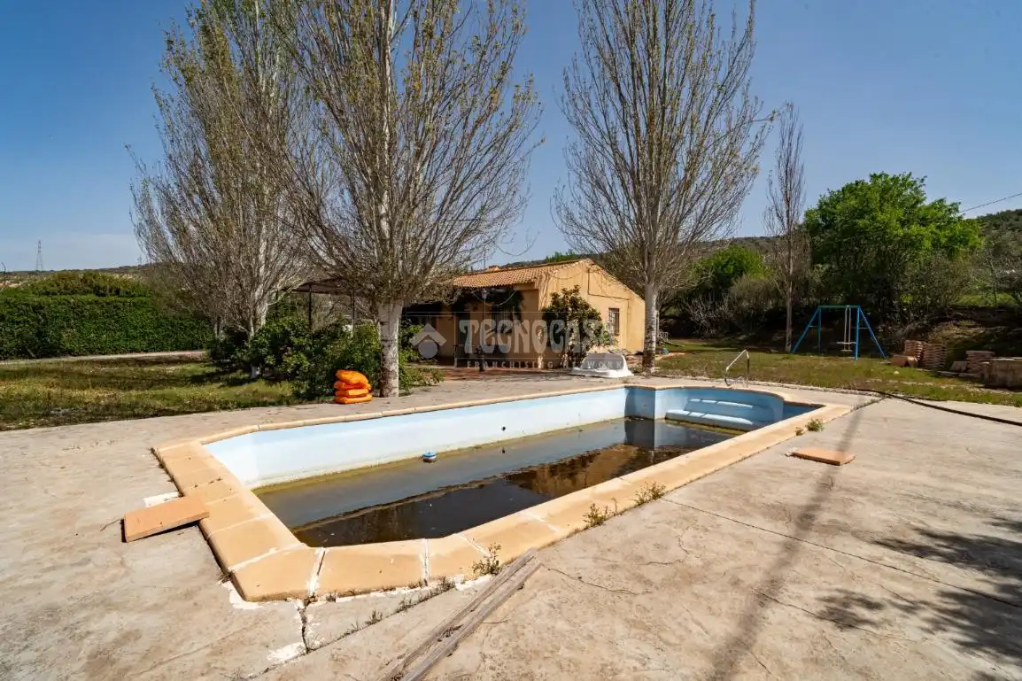 Piscina de Finca rústica en venda en Iznalloz