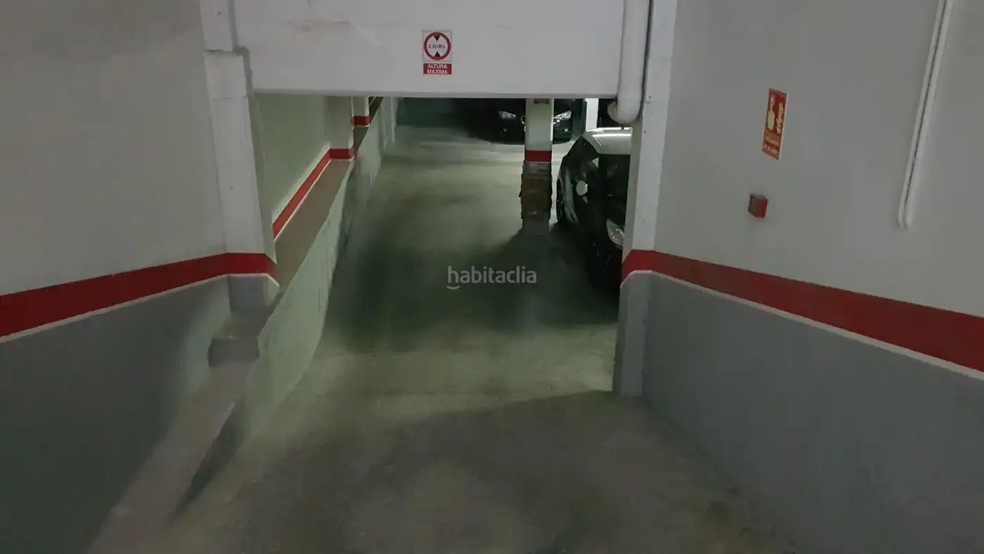Motorbike to rent in Carrer Juan Sebastián Elcano 9, imagen 7