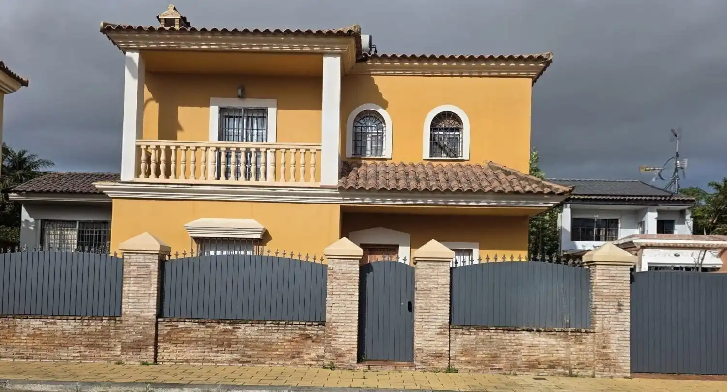 Vista exterior de Casa o xalet en venda en La Rinconada amb Aire condicionat, Calefacció i Jardí privat