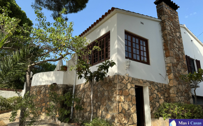 Vista exterior de Casa o xalet en venda en L'Escala amb Aire condicionat, Terrassa i Piscina