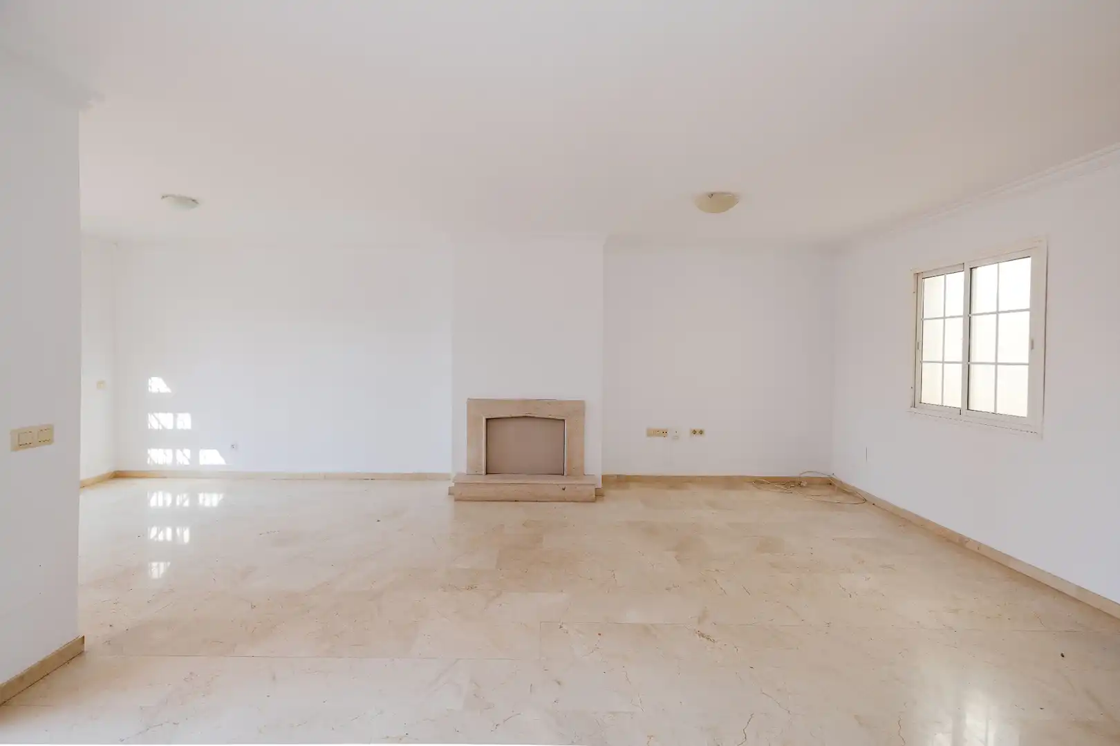 Sala d'estar de Casa adosada en venda en Mijas amb Jardí privat, Terrassa i Traster