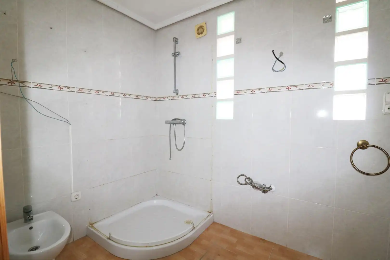 Bathroom of Flat for sale in Elche / Elx  with Storage room and Balcony