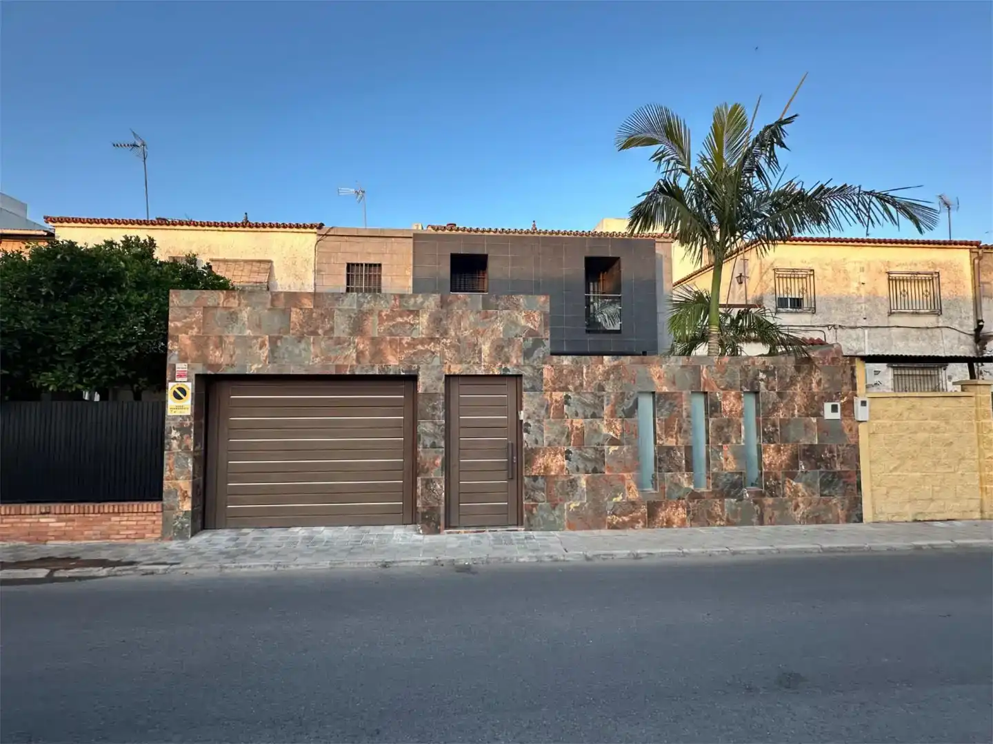 Vista exterior de Casa o xalet en venda en Dos Hermanas amb Aire condicionat, Jardí privat i Traster
