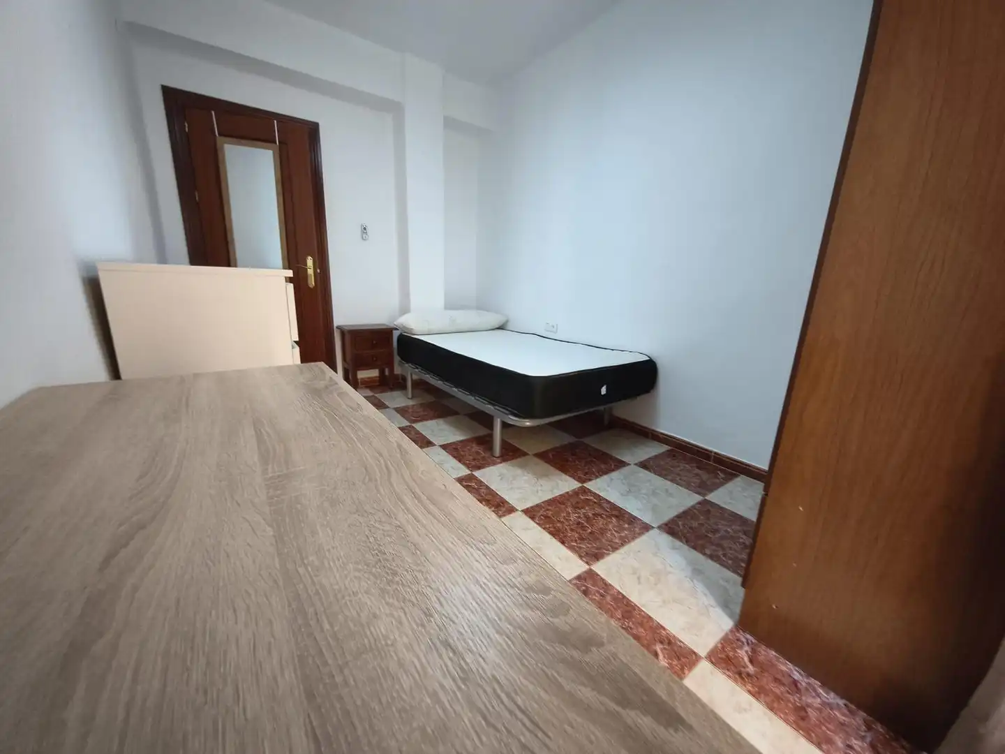 Habitación de Piso de alquiler en Granada con Terraza y Amueblado
