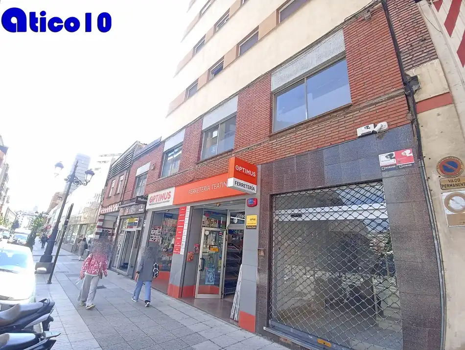 Vista exterior de Local en venta en Oviedo 