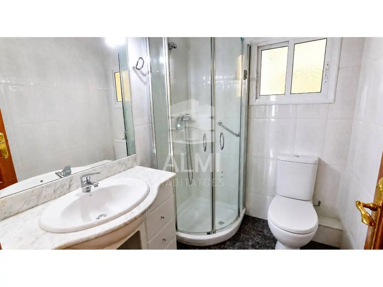 Bathroom of Flat for rent in Barcelona  with Air Conditioner, Heating and Balcony
