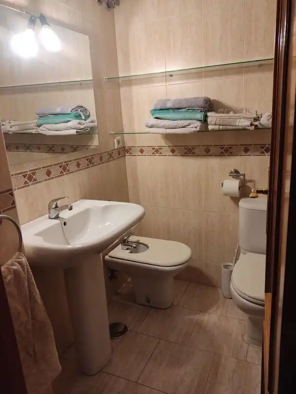 Badezimmer von Einfamilien-Reihenhaus zur Miete in Granada mit Klimaanlage, Privatgarten und Möbliert