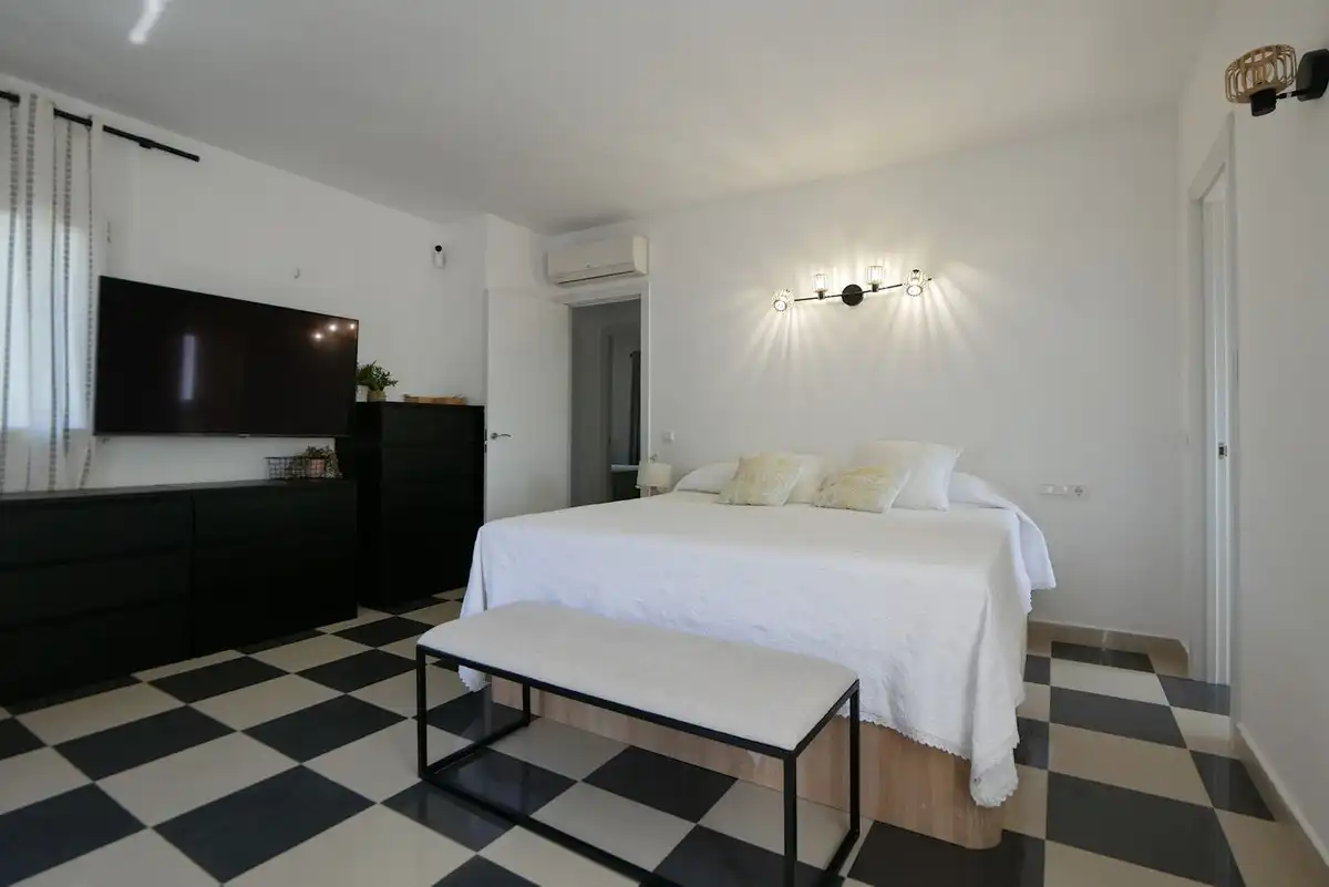 Dormitori de Casa o xalet en venda en Marbella amb Aire condicionat, Jardí privat i Terrassa