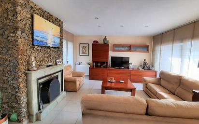 Sala d'estar de Casa adosada en venda en Roses amb Aire condicionat, Terrassa i Piscina