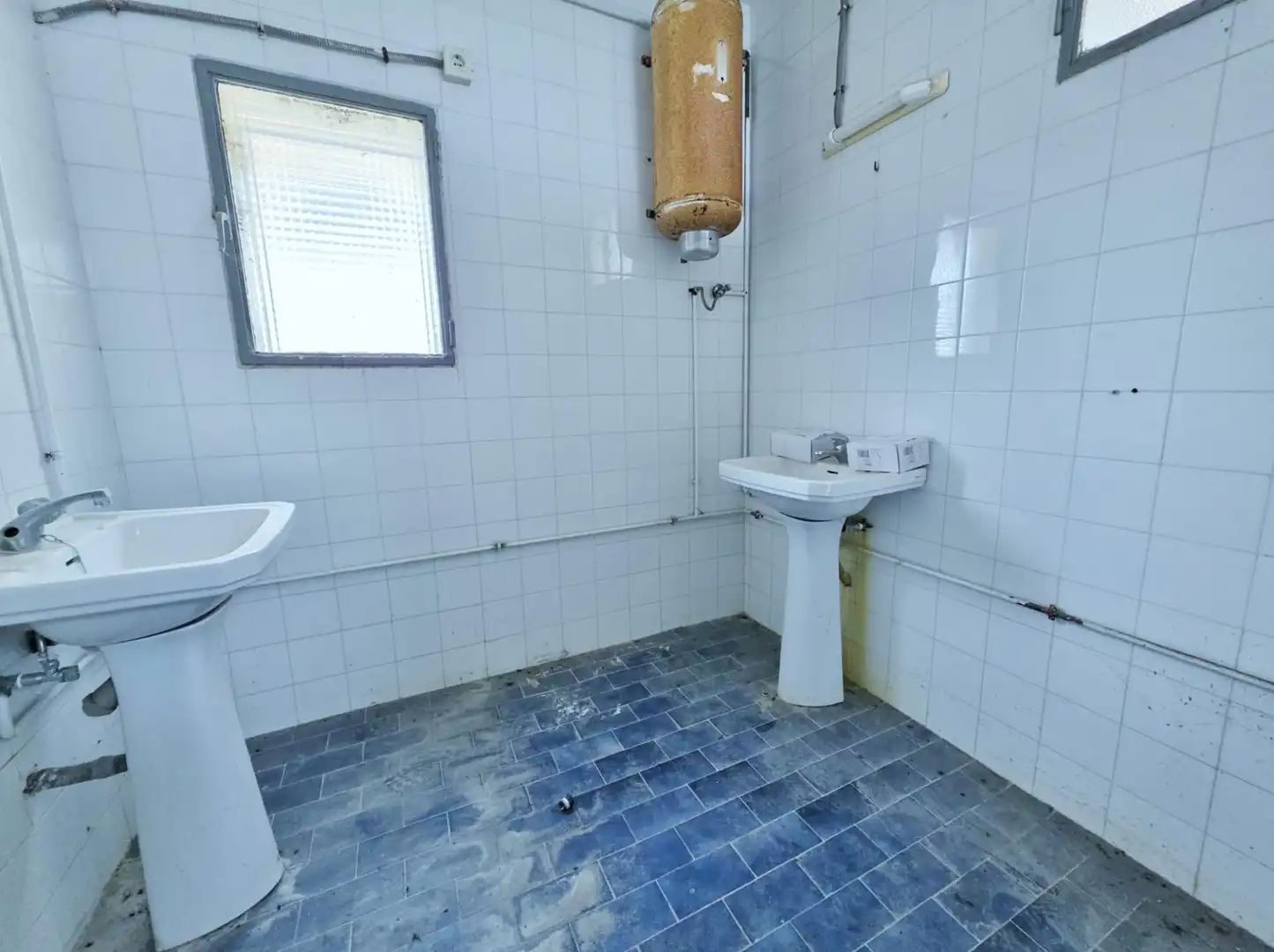 Bathroom of Industrial buildings for sale in Cantiveros