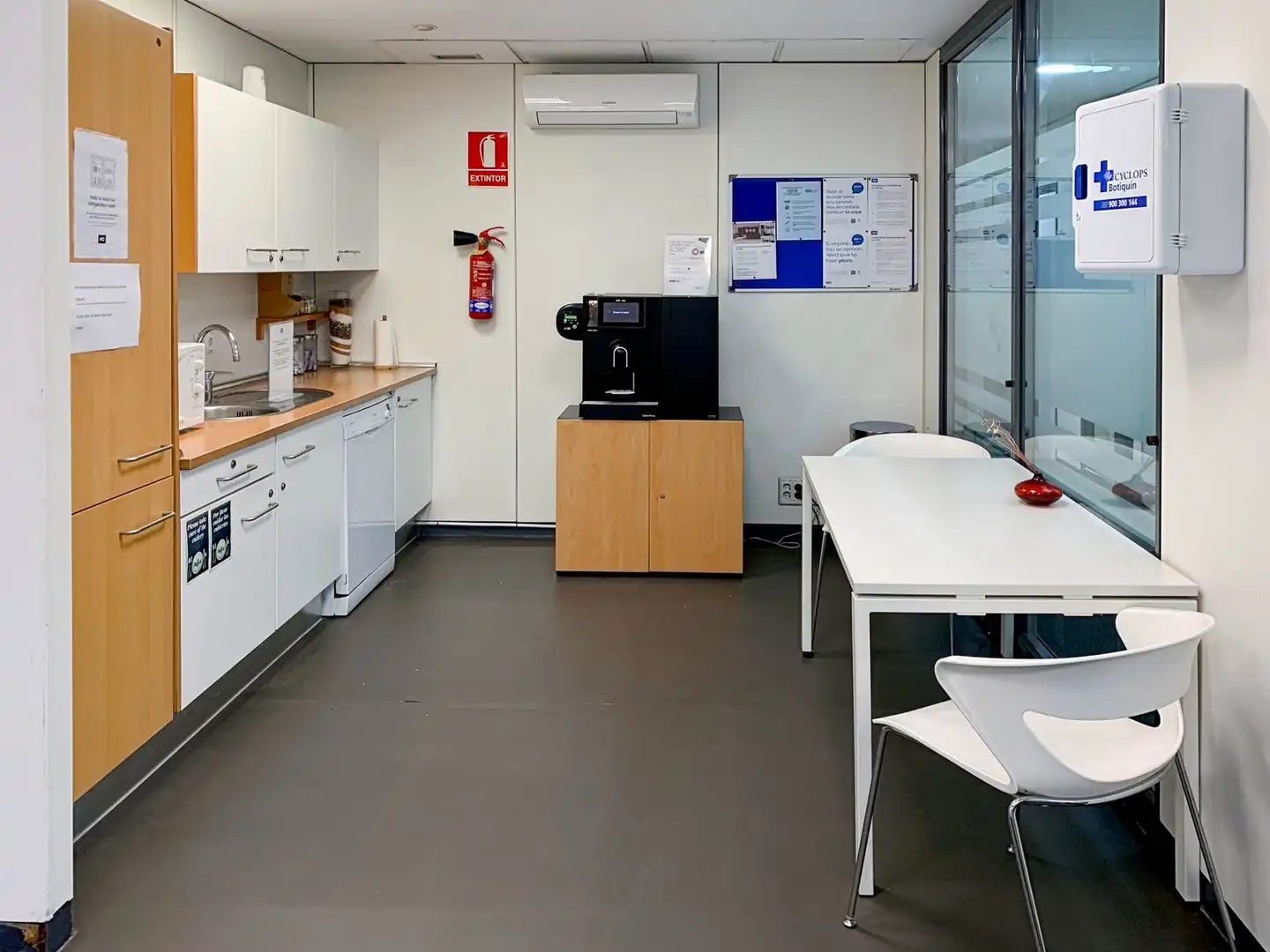 Küche von Büro zur Miete in Marbella mit Klimaanlage, Heizung und Möbliert