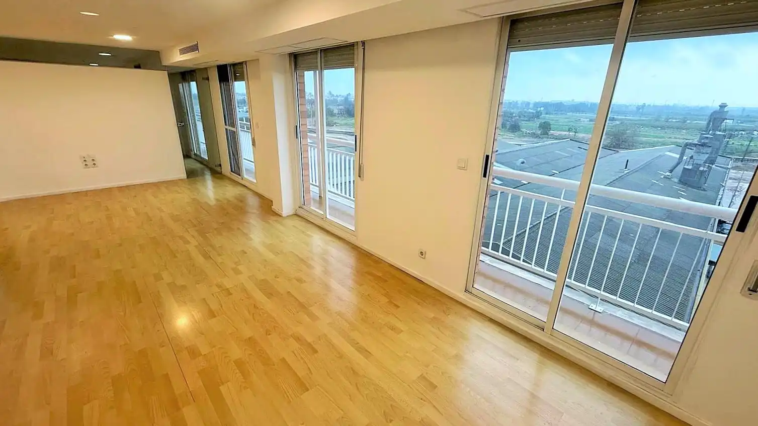 Appartamento con terrazza in affitto a Calle Maximiliano Thous, imagen 4