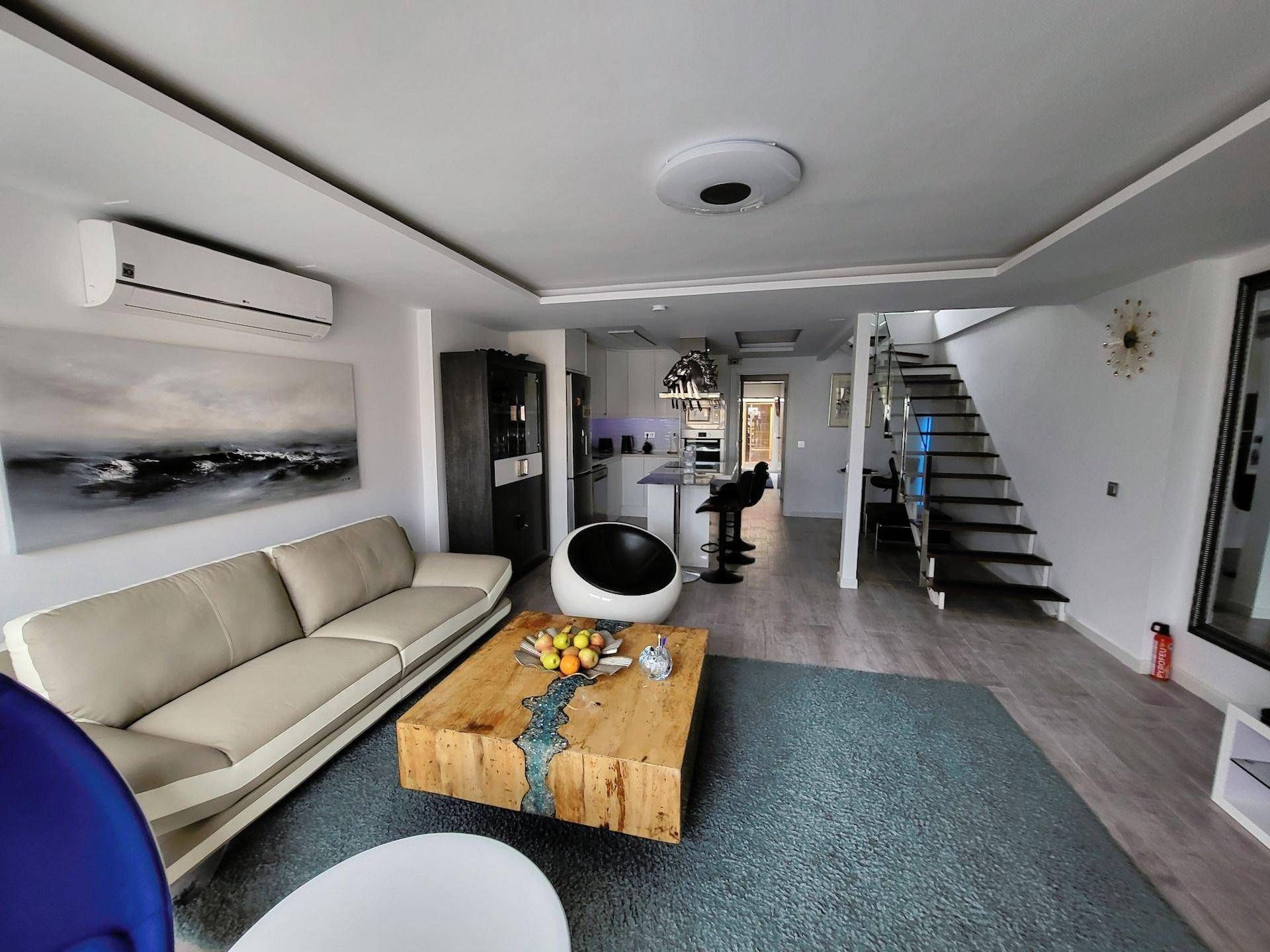 Sala d'estar de Casa o xalet en venda en Torrevieja amb Jardí privat, Piscina i Piscina comunitària