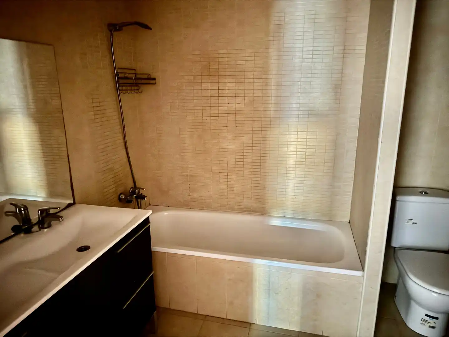 Badezimmer von Einfamilien-Reihenhaus zum Verkauf in Reus mit Parkett und Terrasse