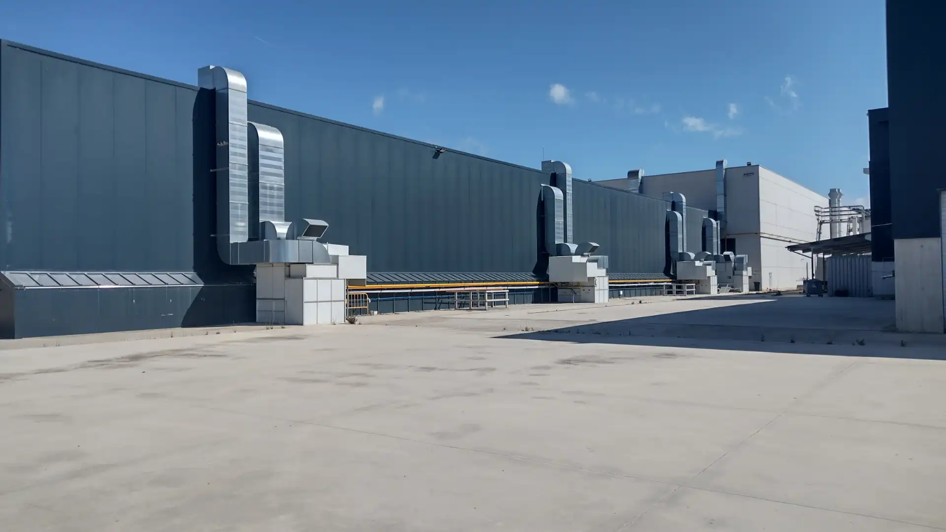 Außenansicht von Fabrikhallen zum Verkauf in Aoiz / Agoitz mit Heizung und Alarm
