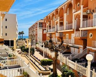 Vista exterior de Casa adosada en venda en Torrevieja amb Jardí privat, Terrassa i Balcó