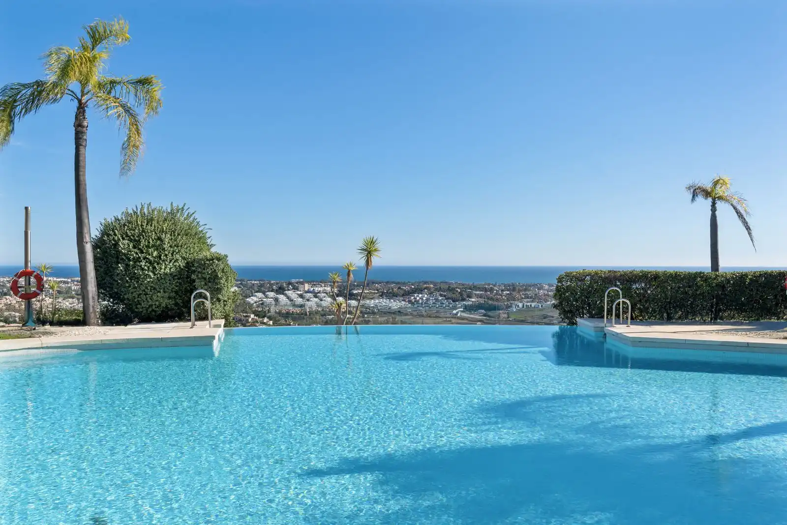 Swimming pool of Apartments for sale in Benahavís  with Air Conditioner, Terrace and Storage room