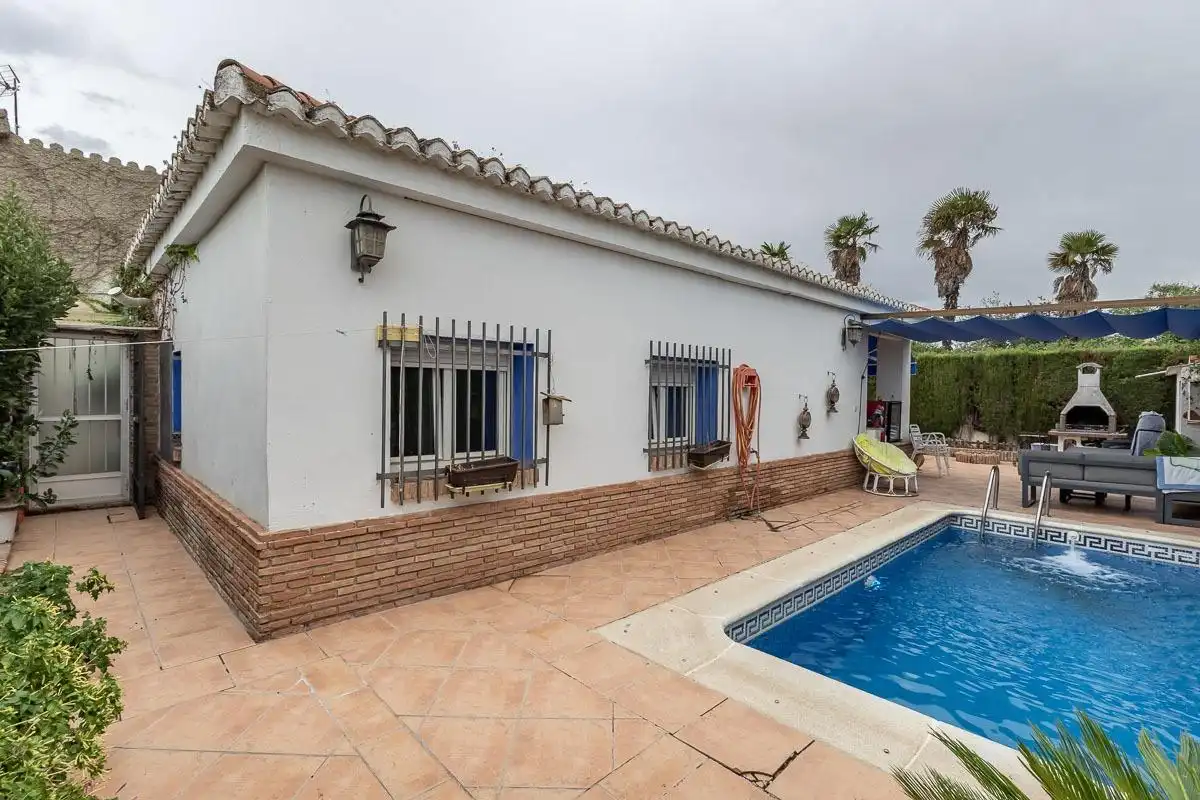 Vista exterior de Casa o chalet en venta en Residencial Triana - Barrio Alto