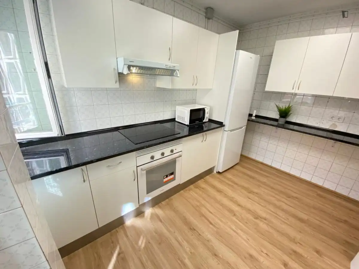 Cuina de Apartament per a compartir en Fuenlabrada amb Calefacció, Moblat i Microones